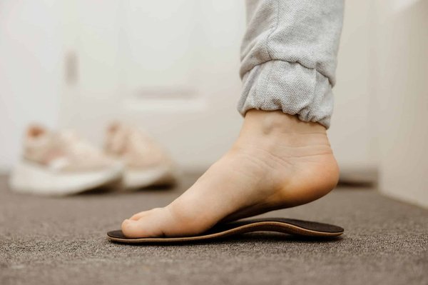 Semelles orthopédiques : quelles chaussures mettre avec ces accessoires ?